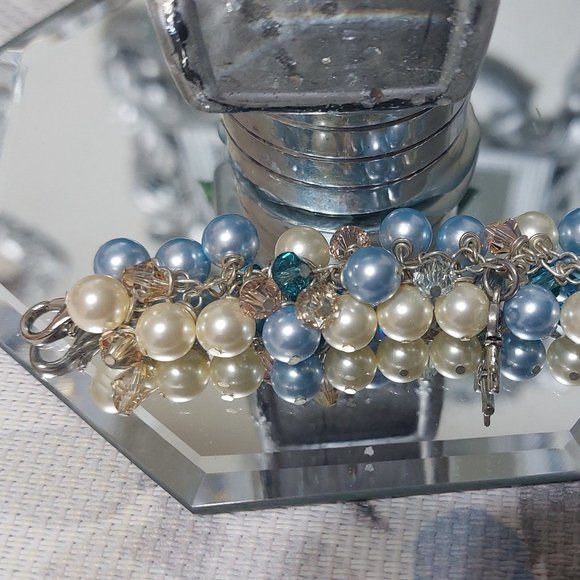 Beautiful Pearl Beads Crystal Gems Cluster Bracelet Very Pretty Light Blue Cream - Picture 9 of 12